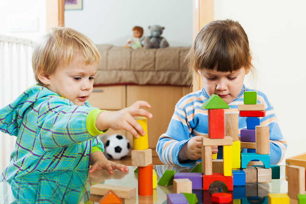 Terapeuta ABA trabajando con un nino pequeno en habilidades de desarrollo